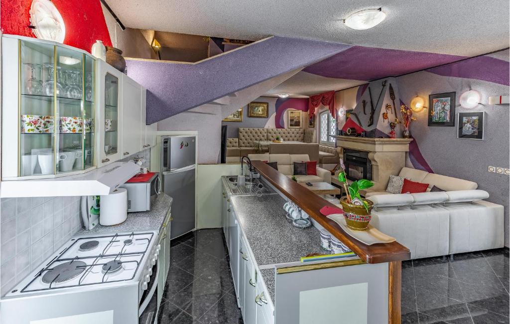 Stunning Home In Medulin With 7 Bedrooms, Wifi And Outdoor Swimming Pool photo 2