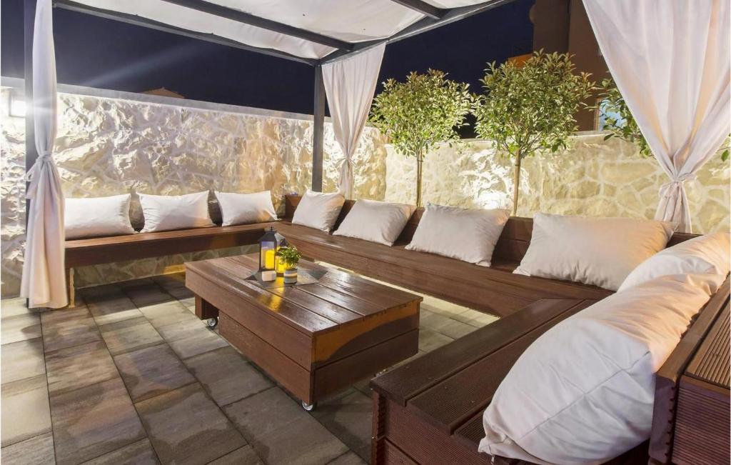 Stunning Apartment In Grebastica With 2 Bedrooms, Jacuzzi And Wifi photo 4