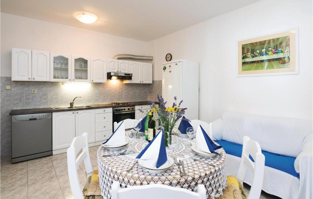Stunning Apartment In Lukovo Sugarje With 3 Bedrooms, Wifi And Outdoor Swimming Pool photo 1