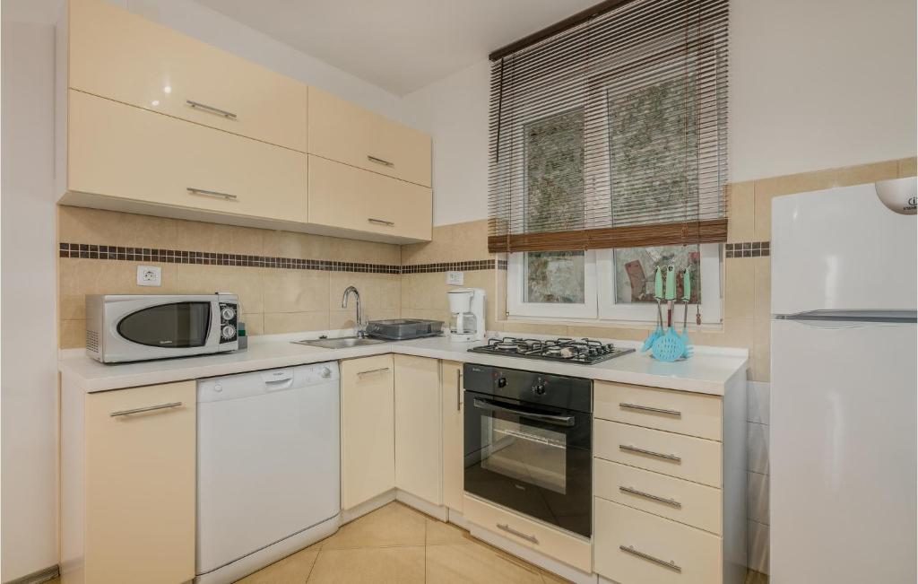Nice Apartment In Vrbnik With 1 Bedrooms And Wifi photo 3
