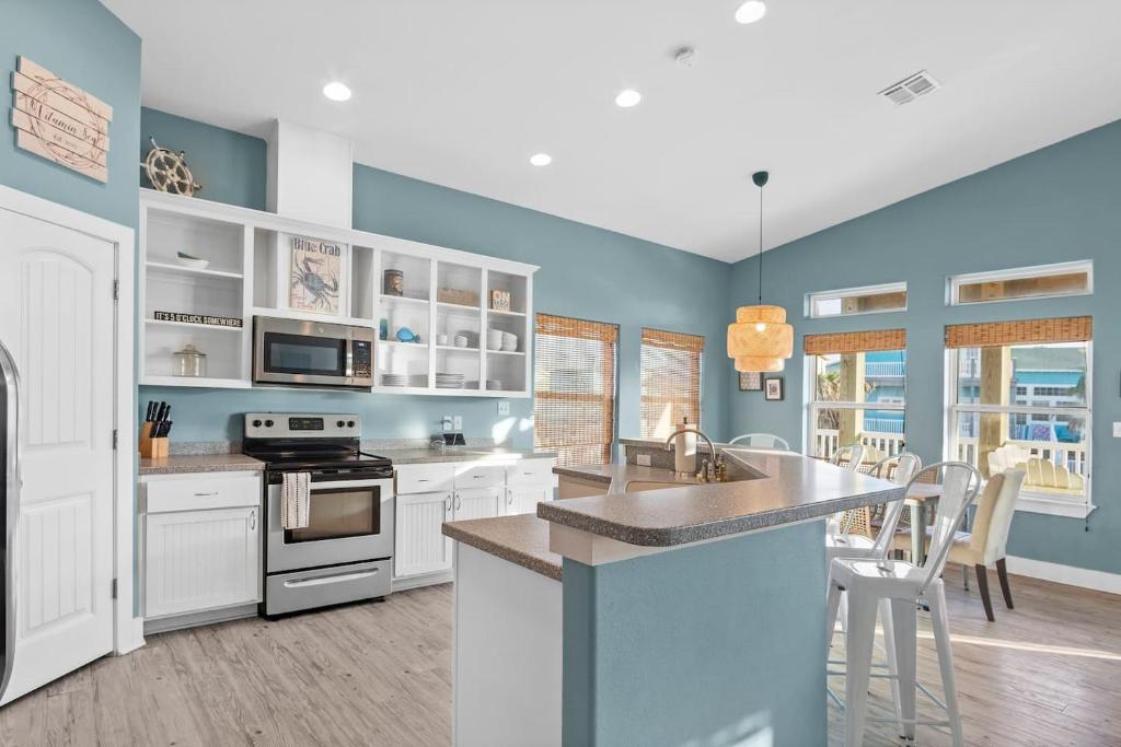 New 5 BDRM W/Pool, Observation Deck Walk to Beach! photo 1