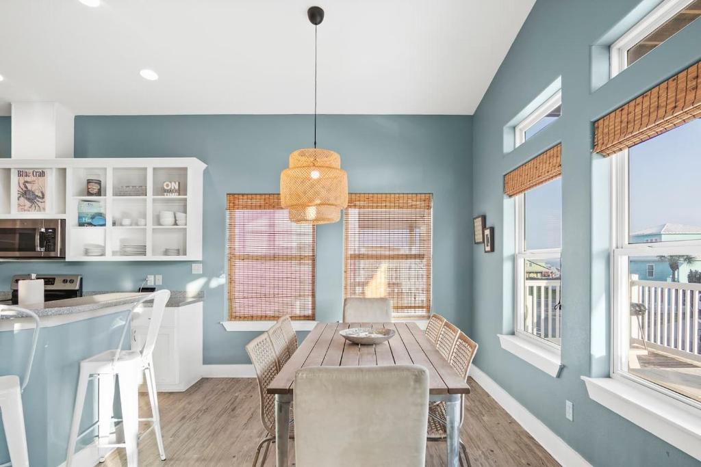 New 5 BDRM W/Pool, Observation Deck Walk to Beach! photo 3