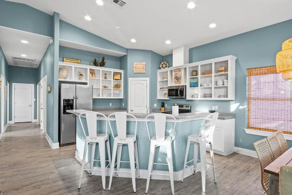 New 5 BDRM W/Pool, Observation Deck Walk to Beach! photo 2