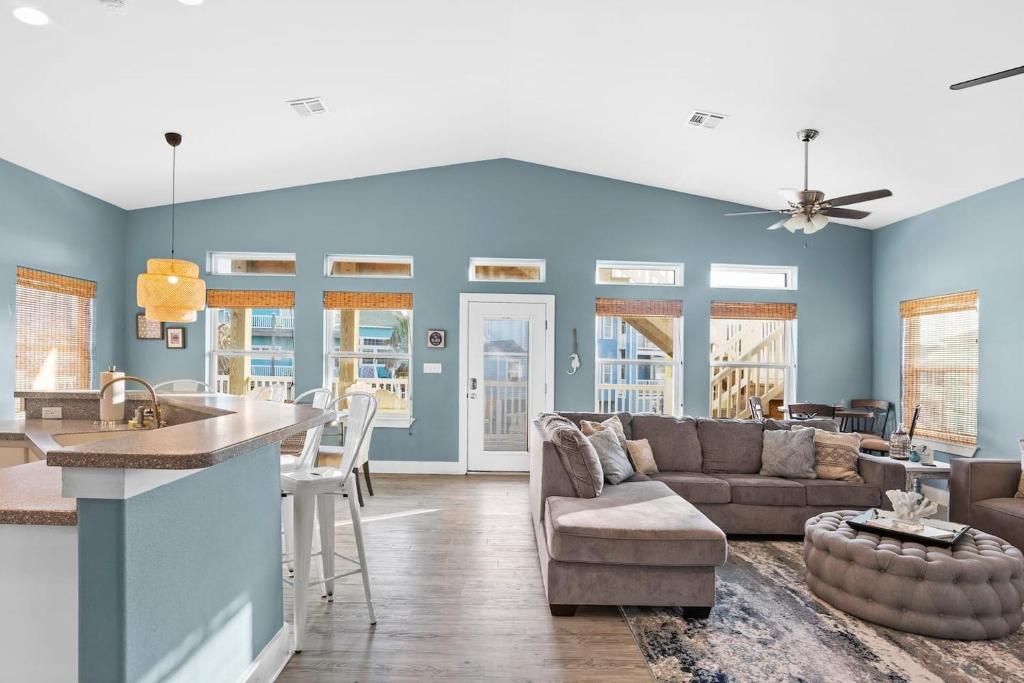 New 5 BDRM W/Pool, Observation Deck Walk to Beach! photo 4