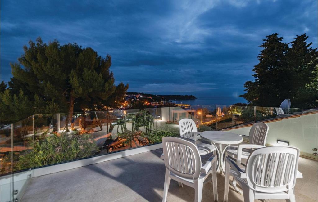 Beautiful Home In Pjescana Uvala With 2 Bedrooms, Jacuzzi And Wifi photo 3