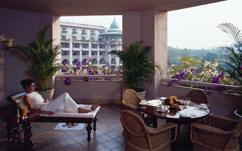 Сьюит (Turret Suite with Kitchenette, BMW Airport Transfers & Cocktail hours), The Leela Palace Bangalore