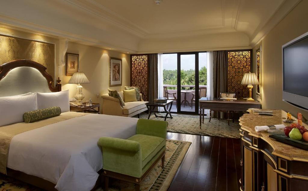 Трехместный (Conservatory Room with Balcony overlooking the Garden), The Leela Palace Bangalore