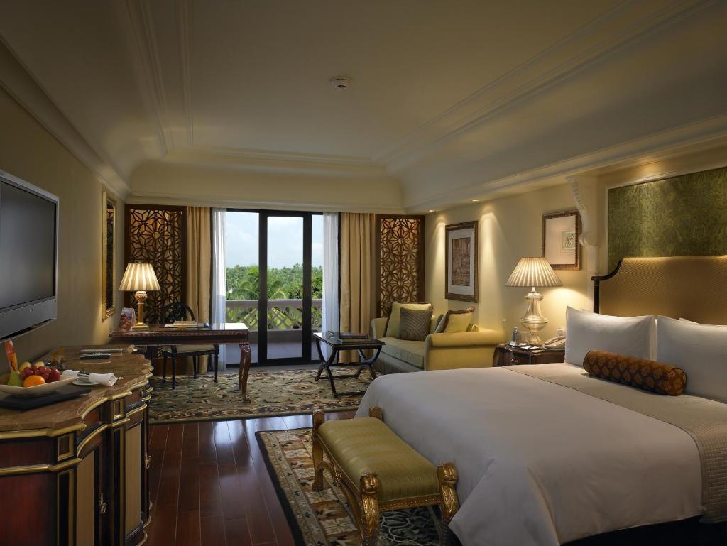 Трехместный (Conservatory Room with Balcony overlooking the Garden), The Leela Palace Bangalore