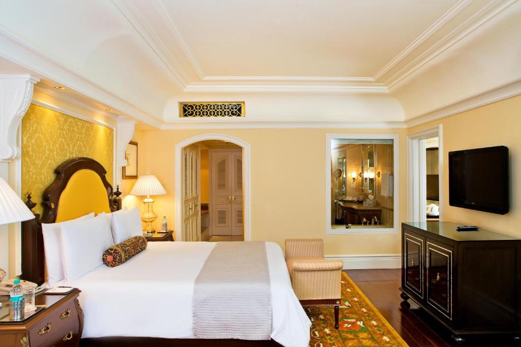 Сьюит (Royal Club Suite : Get one free room! Chauffer driven BMW Airport Transfers and Sunset Cocktails!), The Leela Palace Bangalore