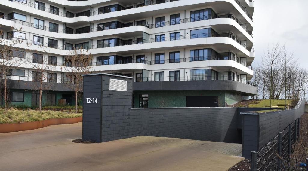 Lichtrijk 2-slaapkamerappartement met zeezicht en gratis parking photo 1
