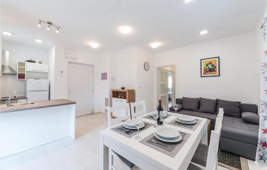 Awesome Apartment In Veli Rat With 2 Bedrooms, Wifi And Outdoor Swimming Pool photo 1
