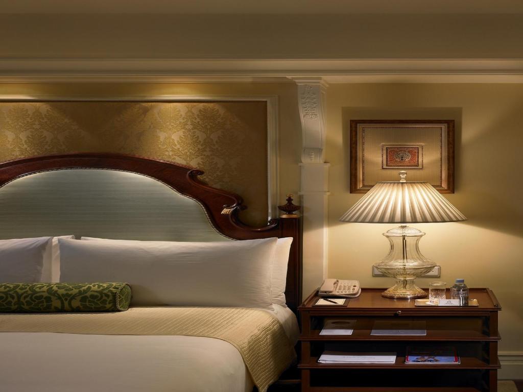 Трехместный (Deluxe Room with Balcony overlooking the Poolside / Garden), The Leela Palace Bangalore