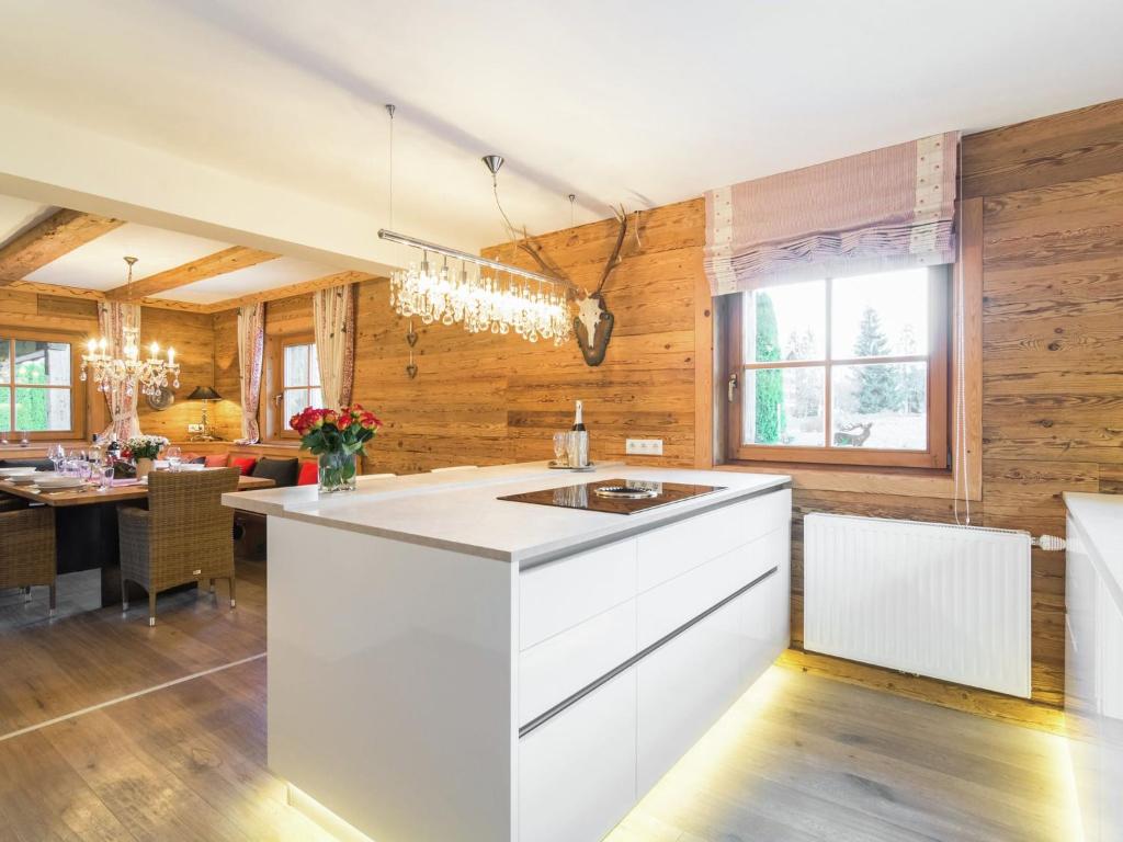 Charming Chalet in Ellmau near Skiwelt Ski Area photo 3