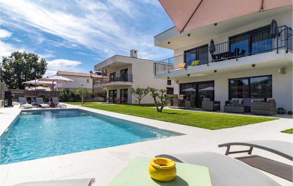 Beautiful Apartment In Medulin With 3 Bedrooms, Outdoor Swimming Pool And Heated Swimming Pool