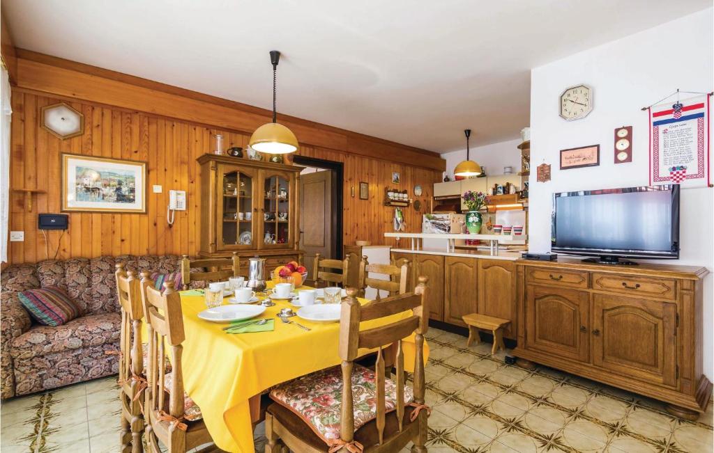 Awesome Apartment In Kolavici With 2 Bedrooms And Wifi photo 3