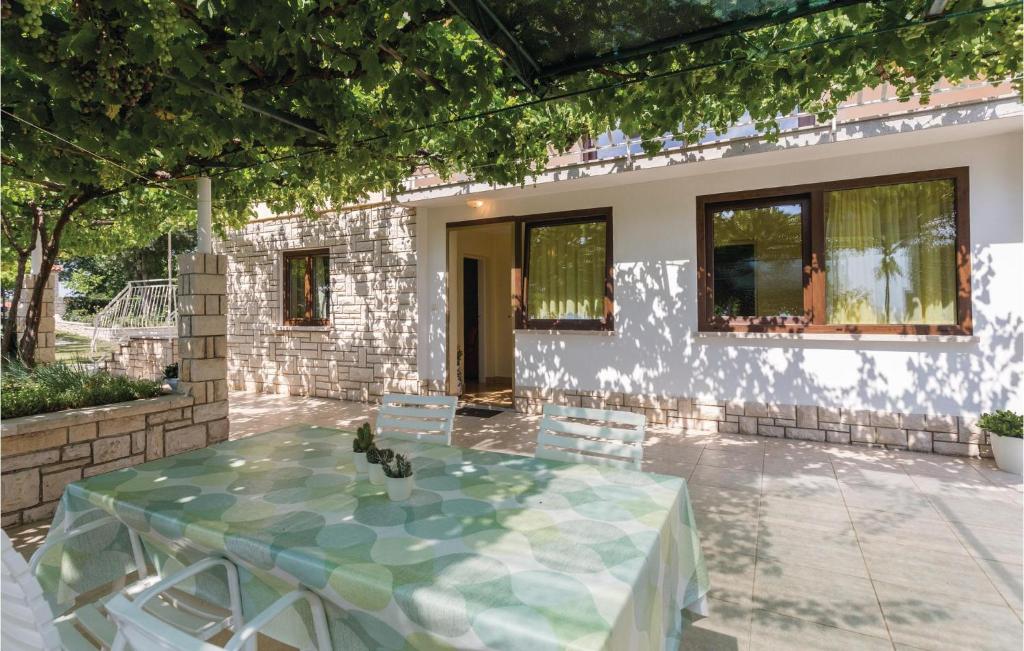 Beautiful Apartment In Kanfanar With 2 Bedrooms And Wifi photo 3