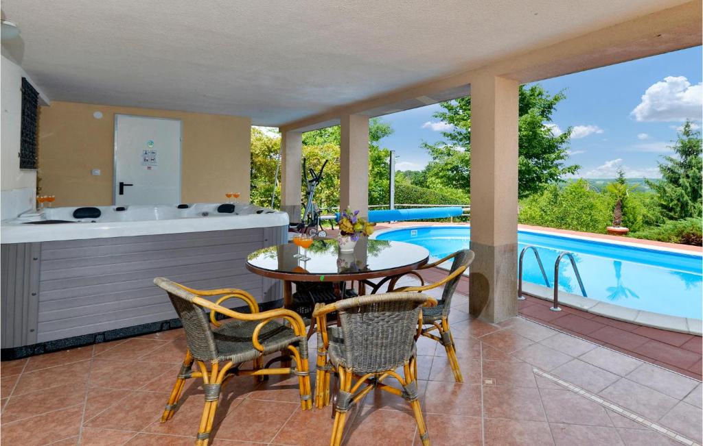 Amazing Home In Petrinja With 2 Bedrooms, Wifi And Outdoor Swimming Pool photo 1