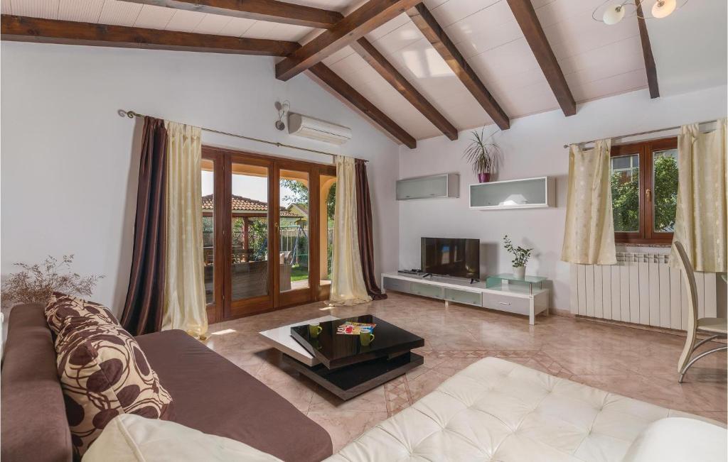 Amazing Home In Novigrad With 3 Bedrooms, Wifi And Outdoor Swimming Pool photo 2