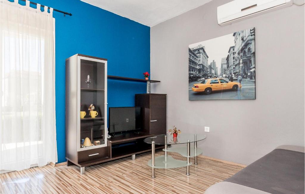 Awesome Home In Tribunj With 4 Bedrooms And Wifi photo 3