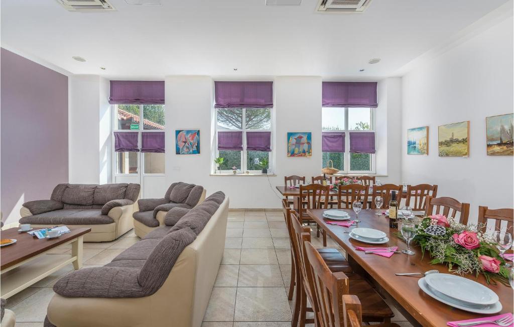 Nice Home In Tinjan With 9 Bedrooms, Private Swimming Pool And Outdoor Swimming Pool photo 2