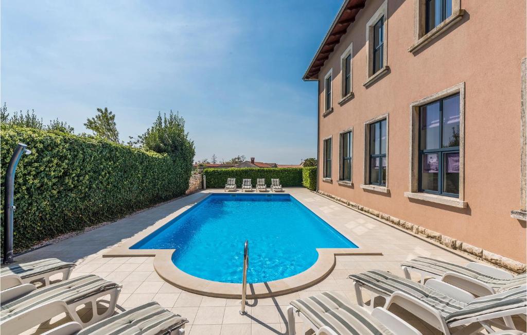 Nice Home In Tinjan With 9 Bedrooms, Private Swimming Pool And Outdoor Swimming Pool photo 3