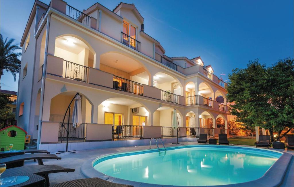 Stunning Apartment In Kastel Stafilic With 3 Bedrooms, Jacuzzi And Wifi