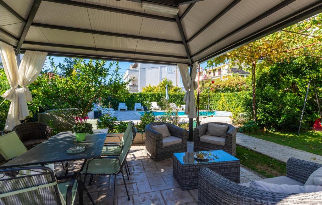 Stunning Apartment In Kastel Stari With 1 Bedrooms, Wifi And Outdoor Swimming Pool photo 1