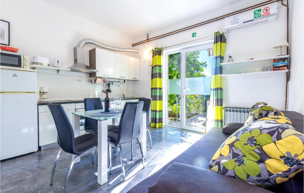 Stunning Apartment In Kastel Stari With 1 Bedrooms, Wifi And Outdoor Swimming Pool photo 2