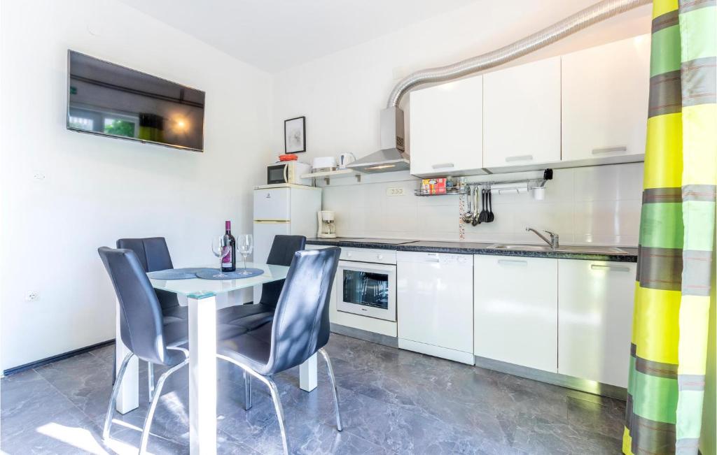 Stunning Apartment In Kastel Stari With 1 Bedrooms, Wifi And Outdoor Swimming Pool photo 3
