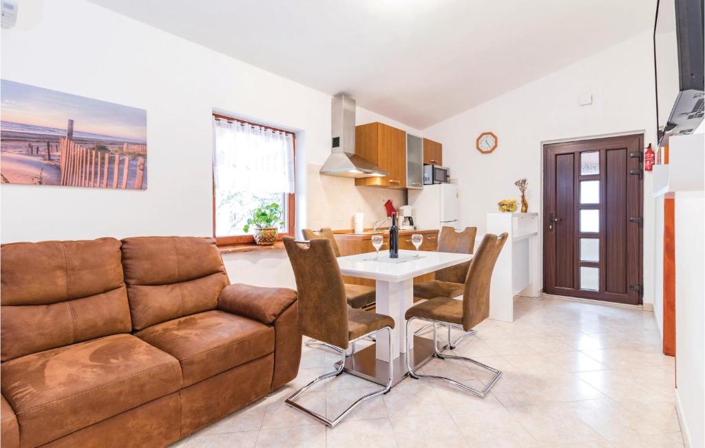 Amazing Home In Rebici With 2 Bedrooms, Wifi And Outdoor Swimming Pool photo 2
