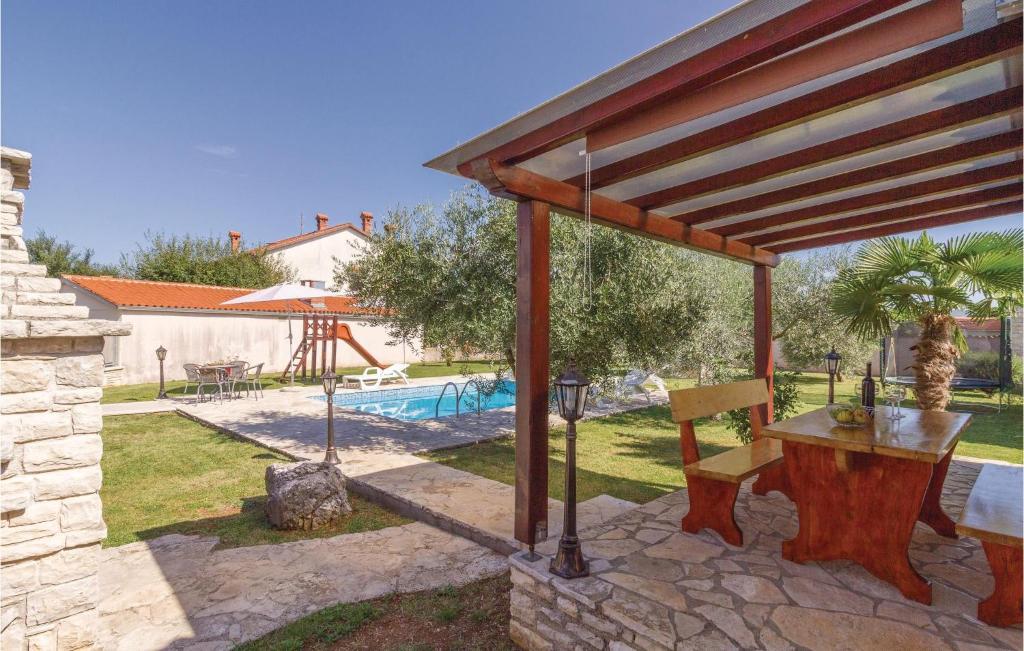 Amazing Home In Rebici With 2 Bedrooms, Wifi And Outdoor Swimming Pool photo 4