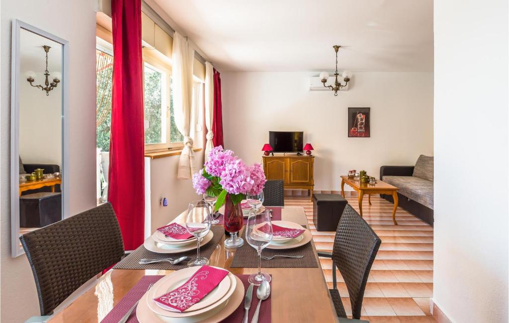 Amazing Apartment In Tucepi With 2 Bedrooms And Wifi photo 3