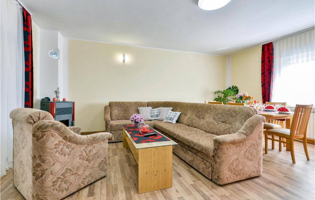 Amazing Home In Kostanjevac With 4 Bedrooms, Wifi And Outdoor Swimming Pool photo 1