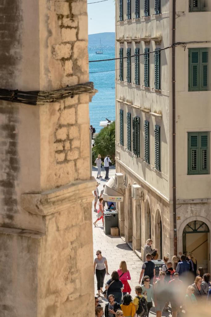 Palace Luxury Retreat - Old Town - Tap to explore photos