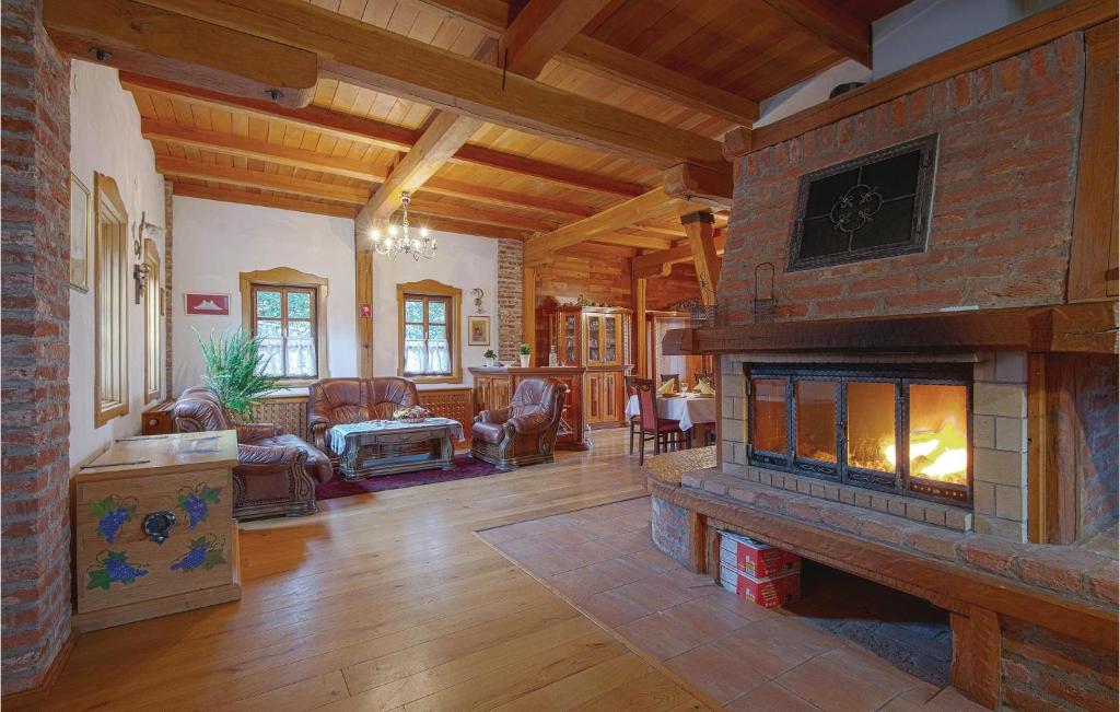 Nice Home In Ludbreg With 6 Bedrooms, Wifi And Outdoor Swimming Pool photo 2