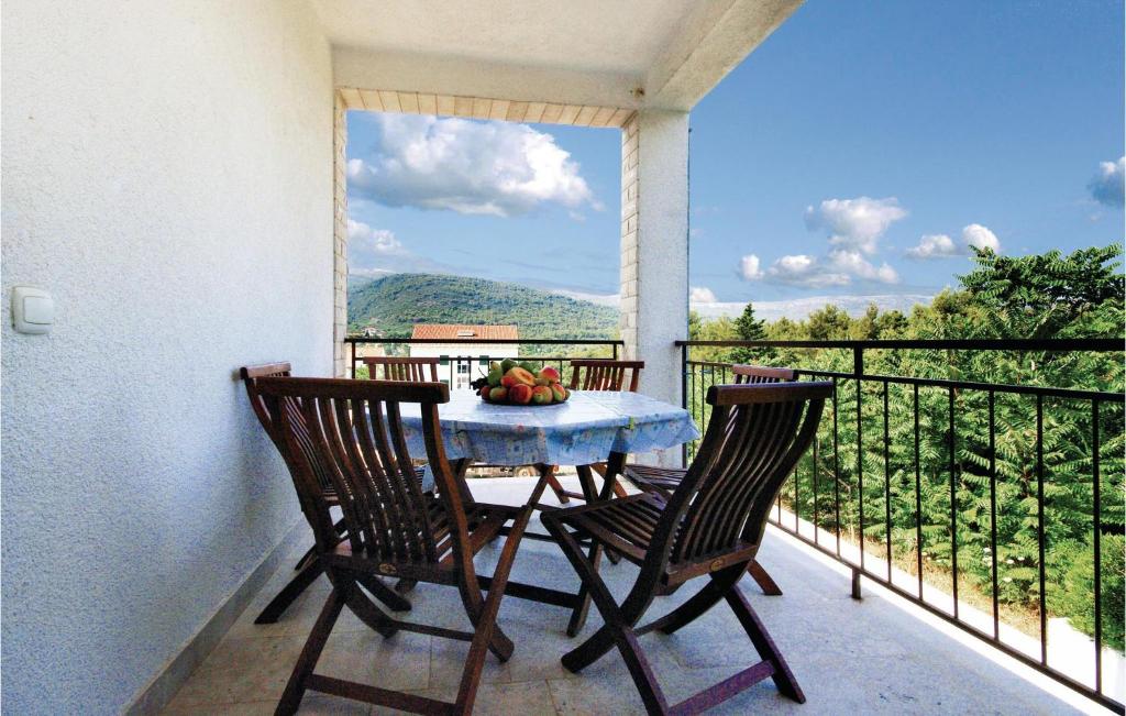 Nice Apartment In Stari Grad With 4 Bedrooms And Wifi