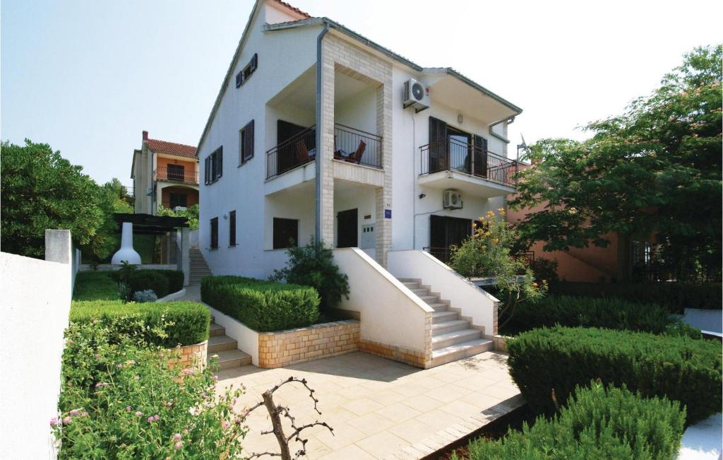 Nice Apartment In Stari Grad With 4 Bedrooms And Wifi photo 4
