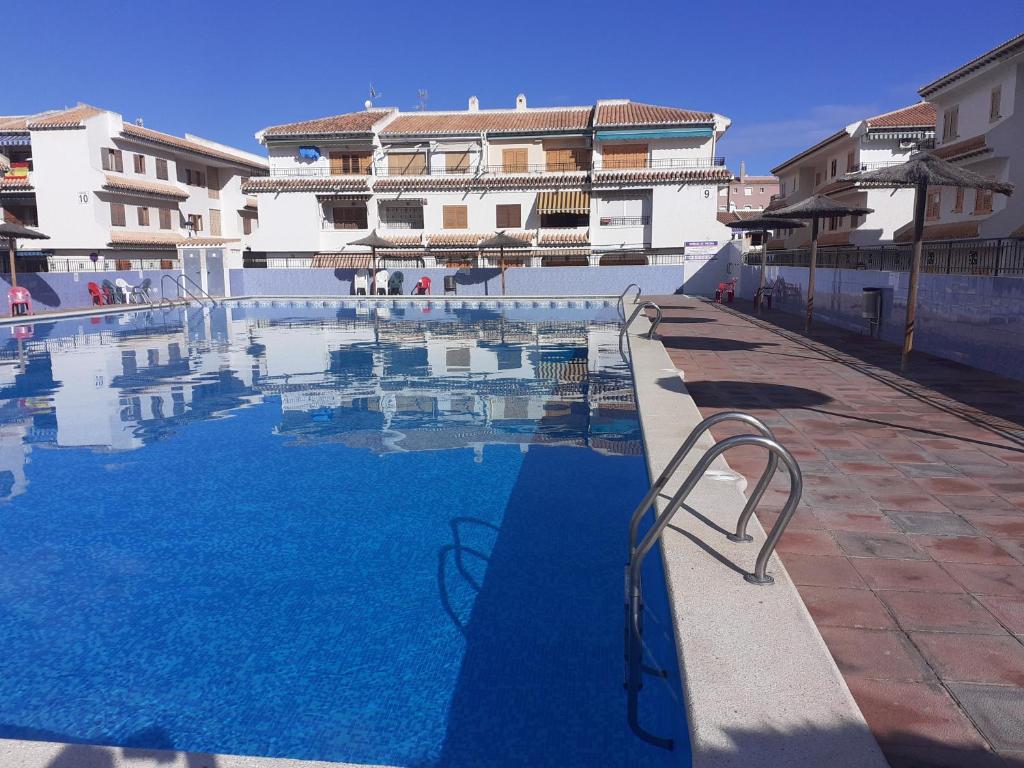 Apartamento Santa Pola, en Playa del Tamarit con piscina.