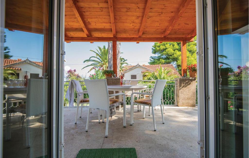 Nice Home In Jelsa With 3 Bedrooms And Wifi photo 3
