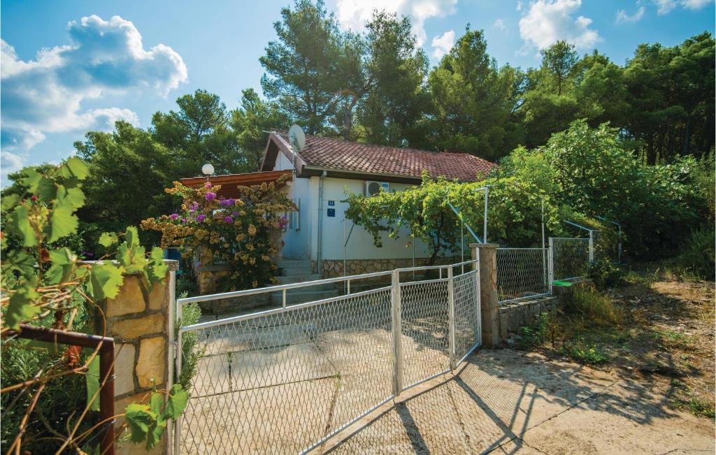 Nice Home In Jelsa With 3 Bedrooms And Wifi photo 4