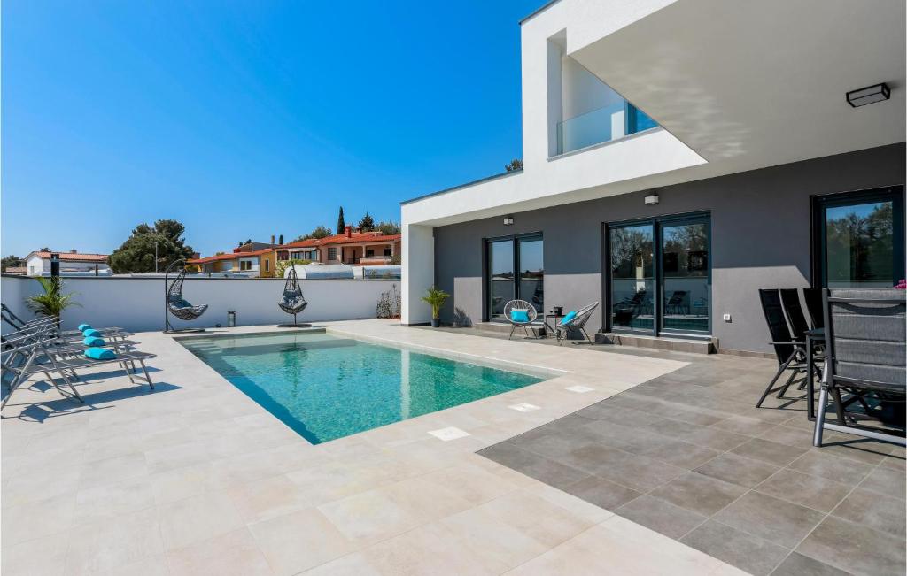 Awesome Home In Premantura With 3 Bedrooms, Wifi And Outdoor Swimming Pool photo 4