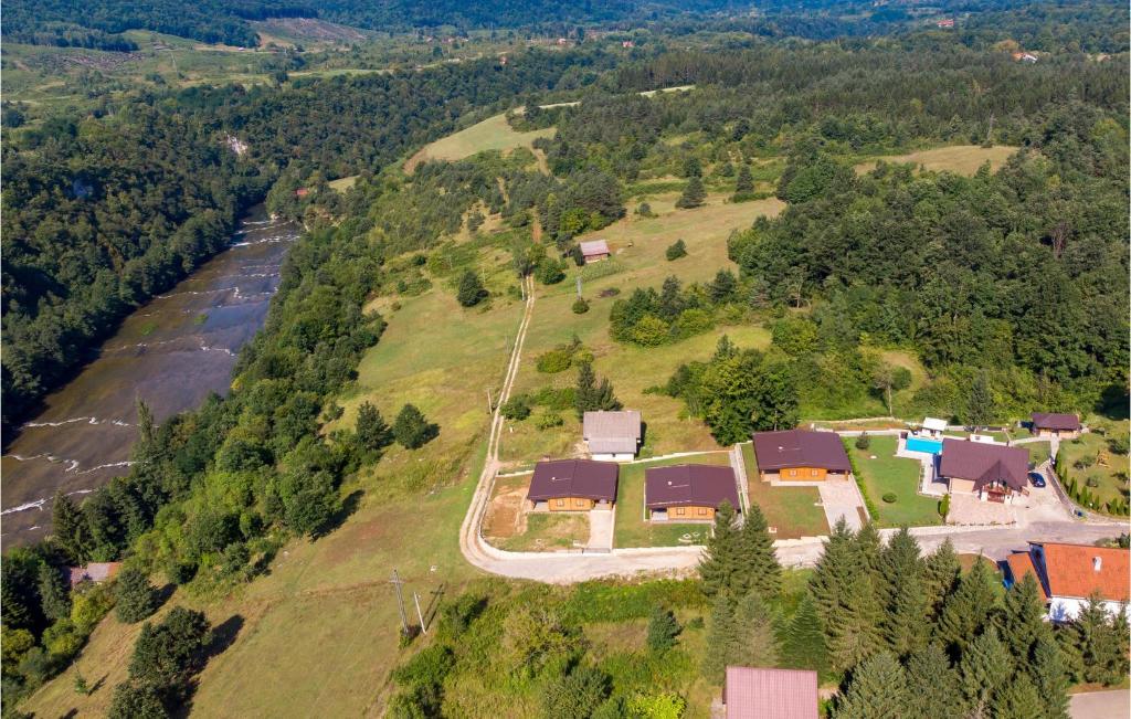 Stunning Home In Slunj With 3 Bedrooms, Wifi And Outdoor Swimming Pool photo 2