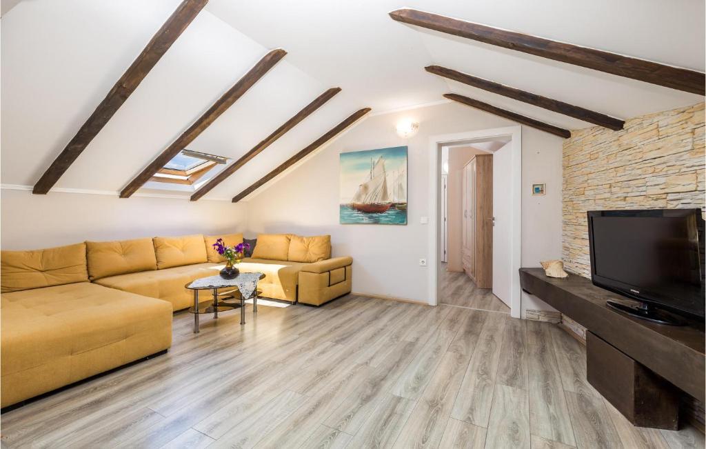 Beautiful Home In Zubovici With Wifi, Outdoor Swimming Pool And Heated Swimming Pool photo 4