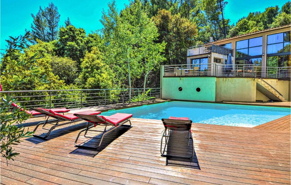 Nice Home In Sauveterre With 4 Bedrooms, Wifi And Outdoor Swimming Pool