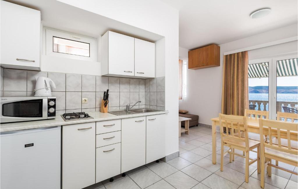 Amazing Apartment In Prizna With 3 Bedrooms And Wifi photo 3
