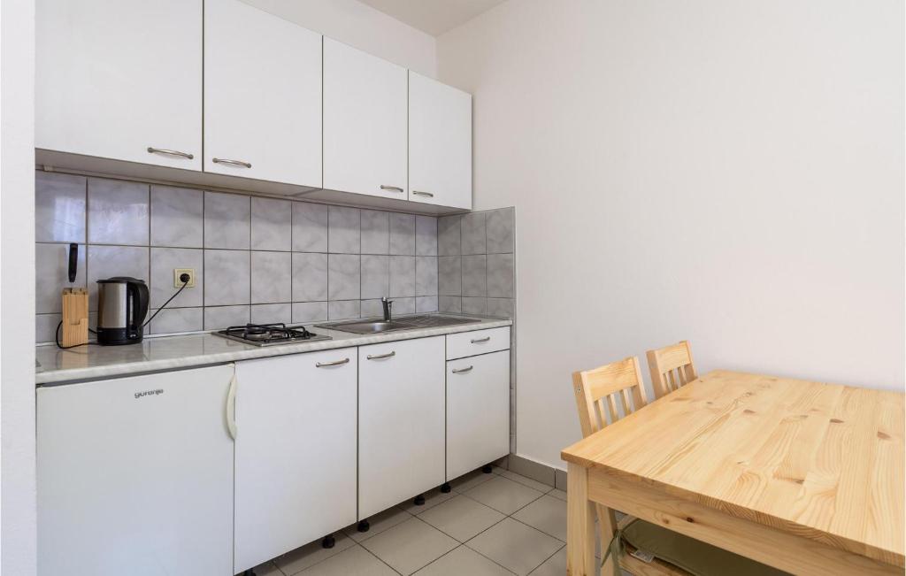 Amazing Apartment In Prizna With 3 Bedrooms And Wifi photo 4