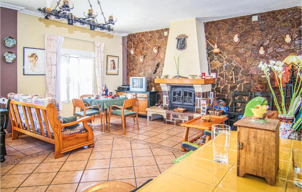 Awesome Home In Almodvar Del Ro With 5 Bedrooms, Wifi And Outdoor Swimming Pool photo 2