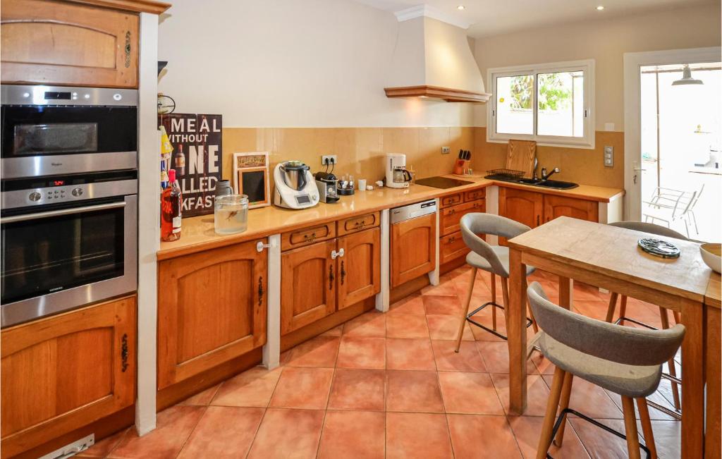 Awesome Home In Chateuneuf De Gadagne With 3 Bedrooms And Wifi photo 2