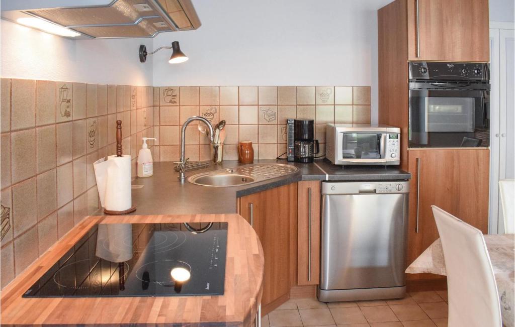 Awesome Home In Sainte-mre-eglise With 3 Bedrooms And Wifi photo 3
