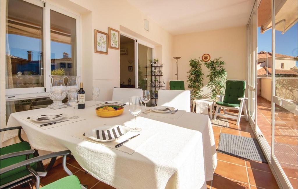 Awesome Apartment In Benalmadena With Wifi, Outdoor Swimming Pool And Swimming Pool photo 3